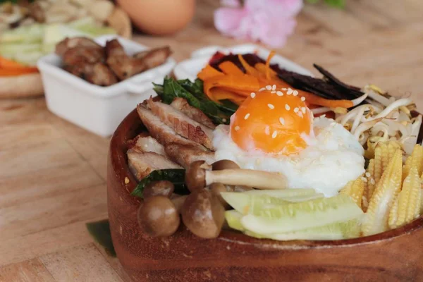 Bibimbap comida coreana é delicioso — Fotografia de Stock