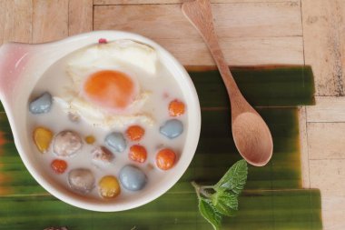 Hindistan cevizi sütü ve yumurta renkli köfte