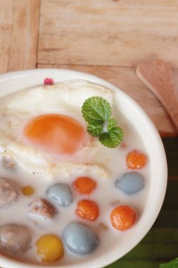 Hindistan cevizi sütü ve yumurta renkli köfte