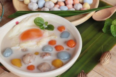 Hindistan cevizi sütü ve yumurta renkli köfte