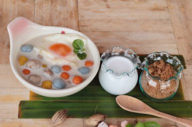 Hindistan cevizi sütü ve yumurta renkli köfte