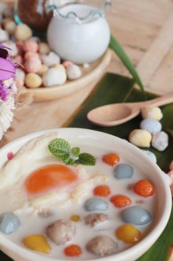 Hindistan cevizi sütü ve yumurta renkli köfte