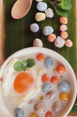 Hindistan cevizi sütü ve yumurta renkli köfte