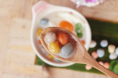 Hindistan cevizi sütü ve yumurta renkli köfte