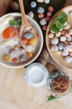 Hindistan cevizi sütü ve yumurta renkli köfte