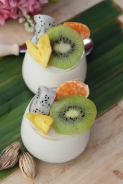 Mix meyve lezzetli taze süt puding