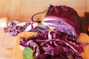 Yemek pişirmek için taze mor lahana