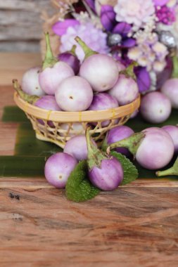 Taze patlıcan mor ahşap arka plan üzerinde organik