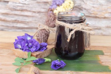 Kelebek bezelye çay ve taze anchan çiçekler