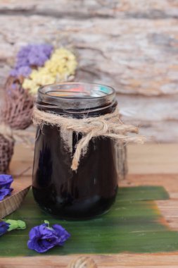 Kelebek bezelye çay ve taze anchan çiçekler