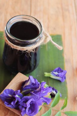 Kelebek bezelye çay ve taze anchan çiçekler