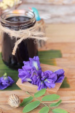 Kelebek bezelye çay ve taze anchan çiçekler