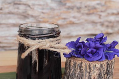 Kelebek bezelye çay ve taze anchan çiçekler