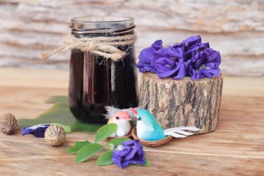 Kelebek bezelye çay ve taze anchan çiçekler