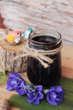 Kelebek bezelye çay ve taze anchan çiçekler