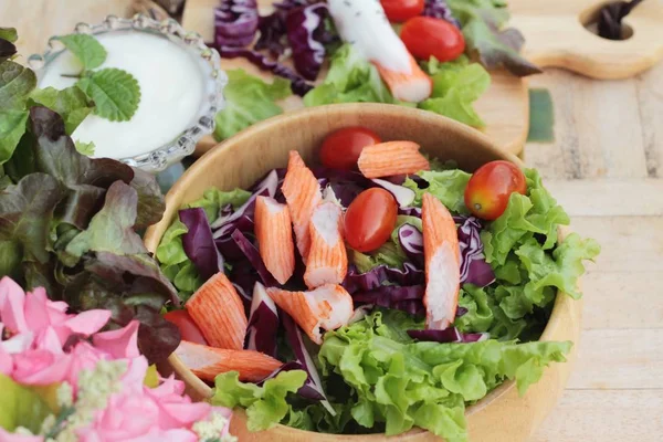 Salat aus frischem Gemüse mit Dressing köstlich — Stockfoto