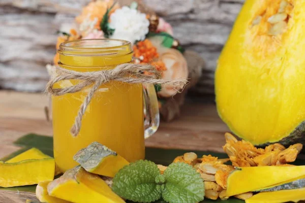 Pumpkin juice tasty and fresh pumpkin sliced — Stock Photo, Image