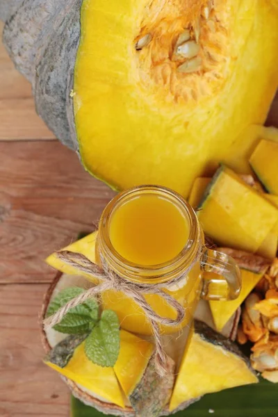 Pumpkin juice tasty and fresh pumpkin sliced — Stock Photo, Image