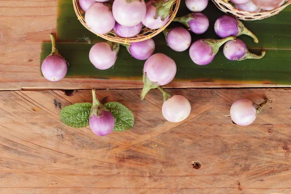 Berenjena fresca púrpura orgánica sobre fondo de madera — Foto de Stock