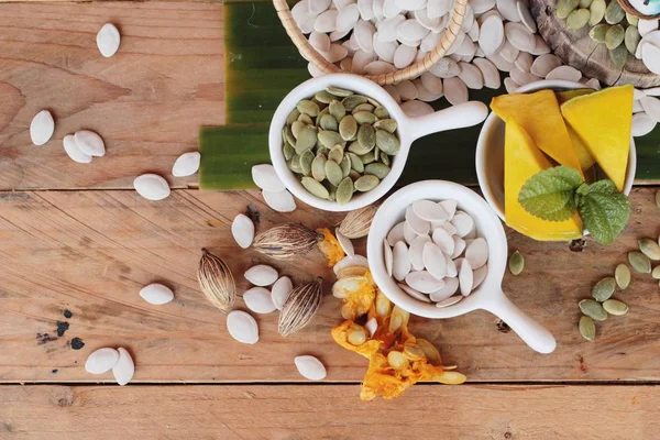 Semillas de calabaza asadas y peladas semillas de calabaza — Foto de Stock