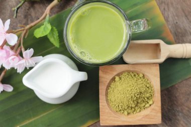 Yeşil çay süt ve matcha çay tozu ile