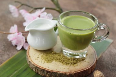 Yeşil çay süt ve matcha çay tozu ile