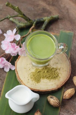 Yeşil çay süt ve matcha çay tozu ile