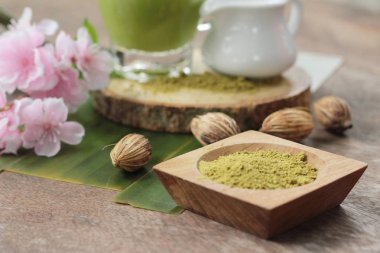 Yeşil çay süt ve matcha çay tozu ile