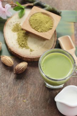 Yeşil çay süt ve matcha çay tozu ile