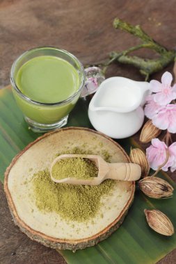 Yeşil çay süt ve matcha çay tozu ile