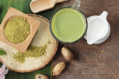 Yeşil çay süt ve matcha çay tozu ile