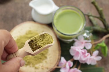 Yeşil çay süt ve matcha çay tozu ile