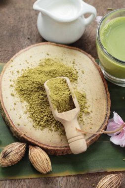 Yeşil çay süt ve matcha çay tozu ile