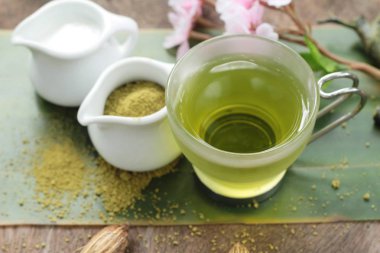 Sıcak yeşil çay ve matcha çay tozu