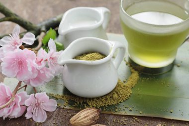 Sıcak yeşil çay ve matcha çay tozu