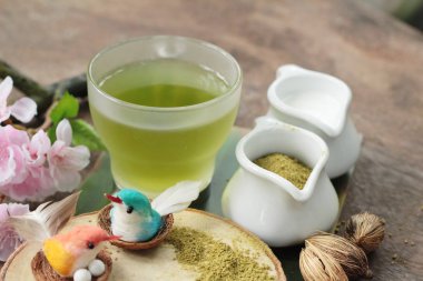 Sıcak yeşil çay ve matcha çay tozu