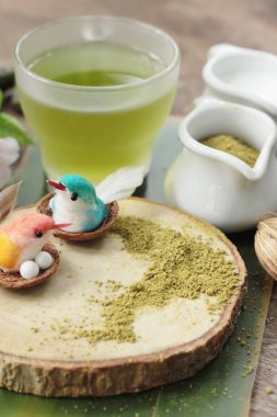 Sıcak yeşil çay ve matcha çay tozu