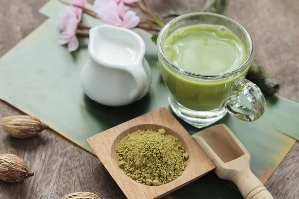 Groene thee met melk en matcha thee poeder — Stockfoto