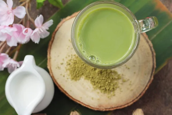 Té verde con leche y té matcha en polvo —  Fotos de Stock