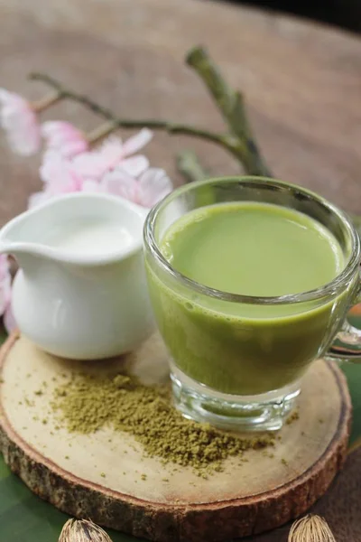 Groene thee met melk en matcha thee poeder — Stockfoto