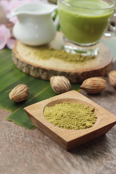 Teh hijau dengan susu dan bubuk teh Matcha. — Stok Foto