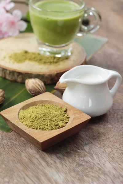 Zielona herbata z mlekiem i matcha herbaty proszku — Zdjęcie stockowe