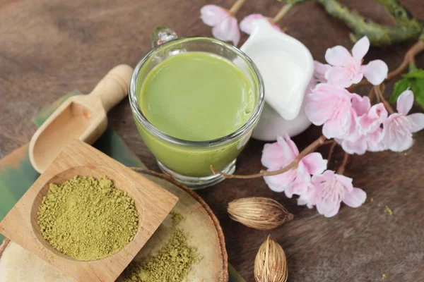 Groene thee met melk en matcha thee poeder — Stockfoto