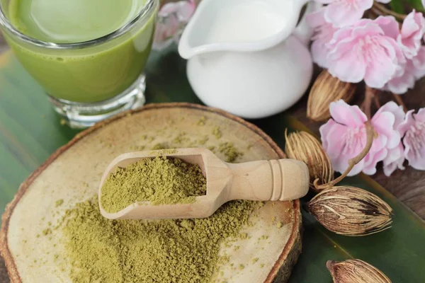 Yeşil çay süt ve matcha çay tozu ile