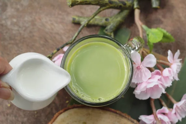 Té verde con leche y té matcha en polvo — Foto de Stock