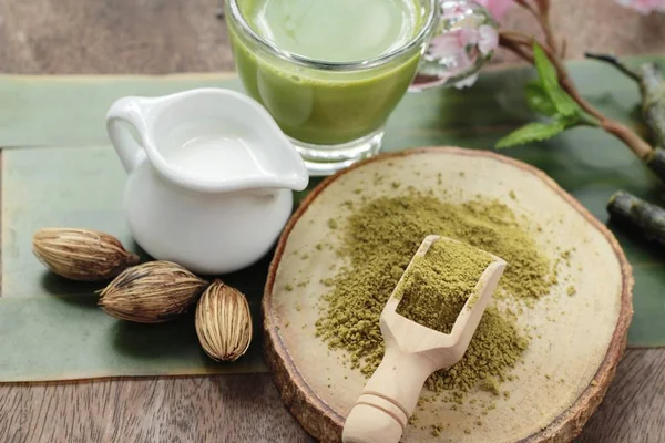 Yeşil çay süt ve matcha çay tozu ile — Stok fotoğraf