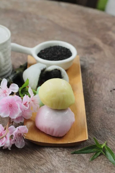 Daifuku Mochi Sobremesa japonesa com gergelim preto — Fotografia de Stock