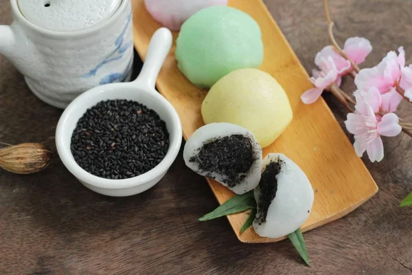 Daifuku Mochi Postre japonés con sésamo negro — Foto de Stock