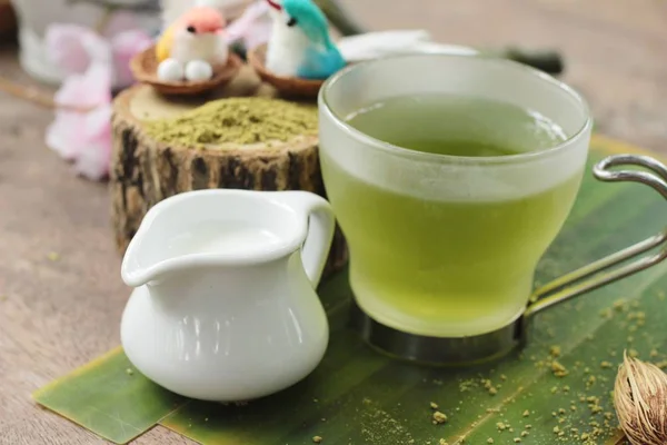 熱い緑茶と抹茶茶粉末 — ストック写真