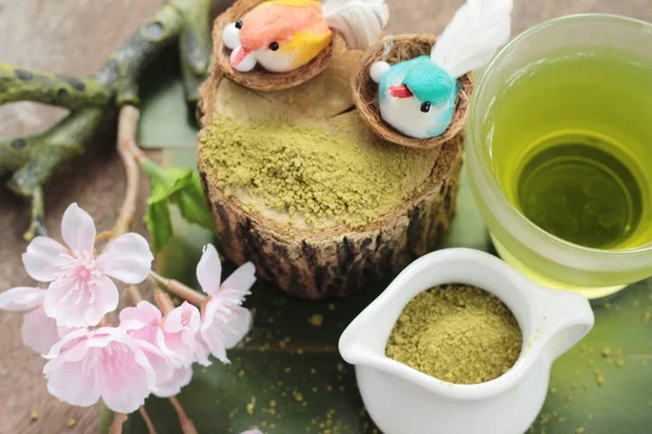 Tè verde caldo e polvere di tè matcha — Foto Stock